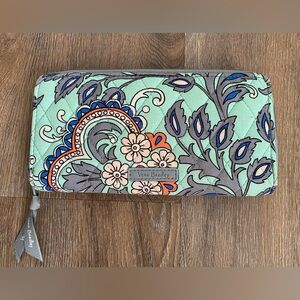 ☘️Vera Bradley Fan Flowers wallet